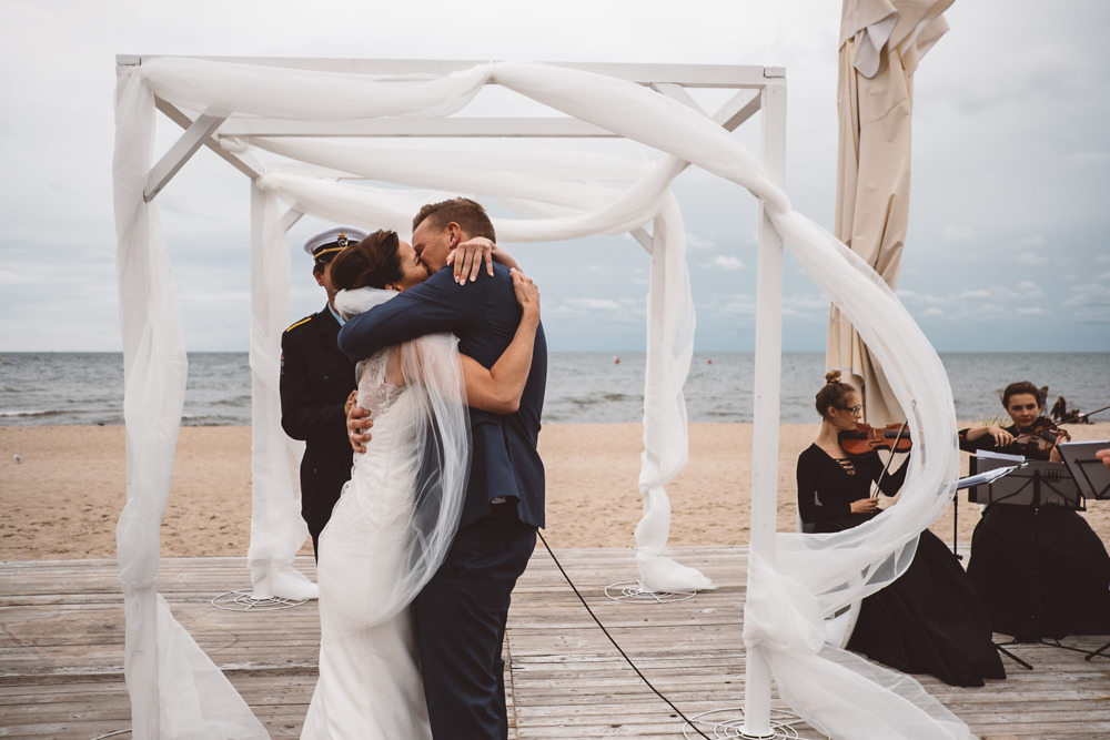 Ślub na plaży w Zatoce Sztuki