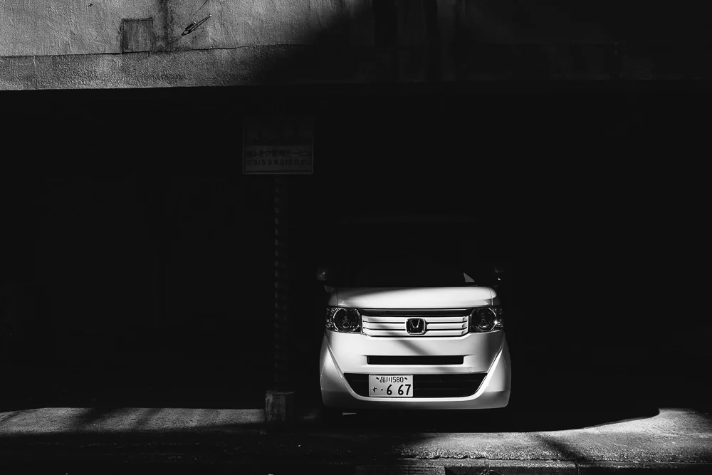 127 127 16 48 White Car